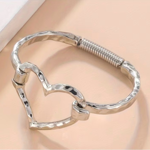 The Unbranded Brand Jewelry - Hammered Gold Heart Bracelet